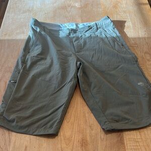 Men’s Mountain Hardwear stretch canvas climbing hiking shorts. Size 38